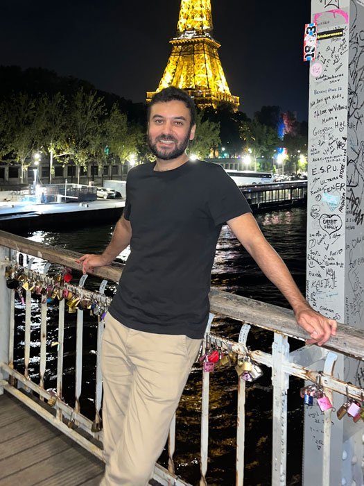Altay Dagistan, designer graphique et musicien à Paris.
